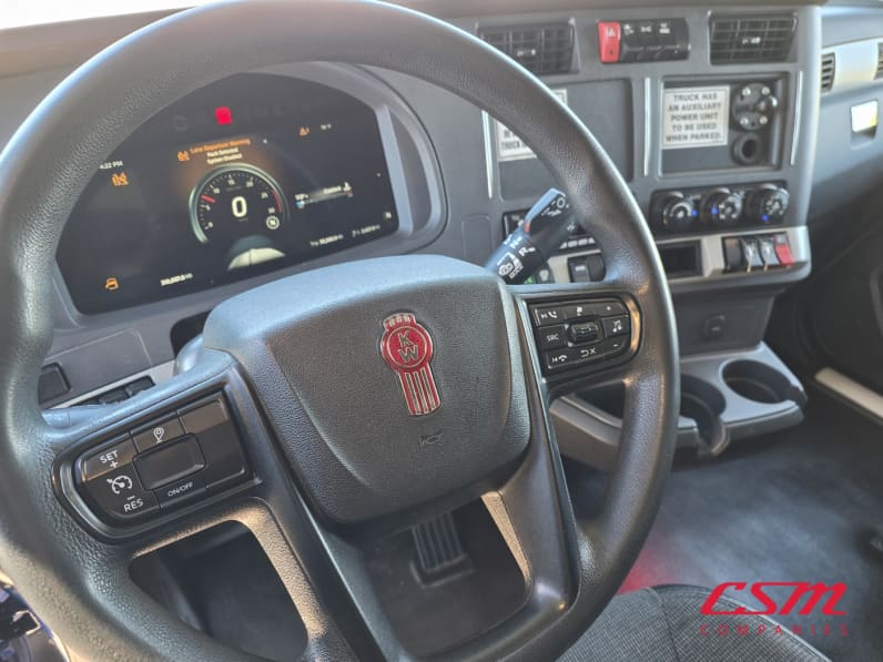 Interior dash for this 2023 Kenworth T680 (Stock number: UPJ216963)