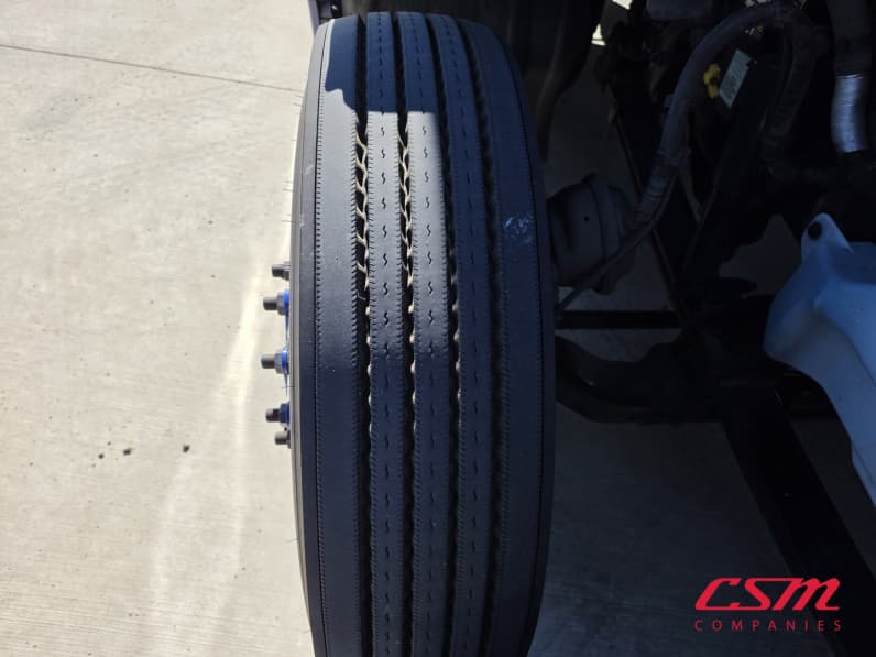 Passenger side front tire tread for this 2023 Kenworth T680 (Stock number: UPJ216963)