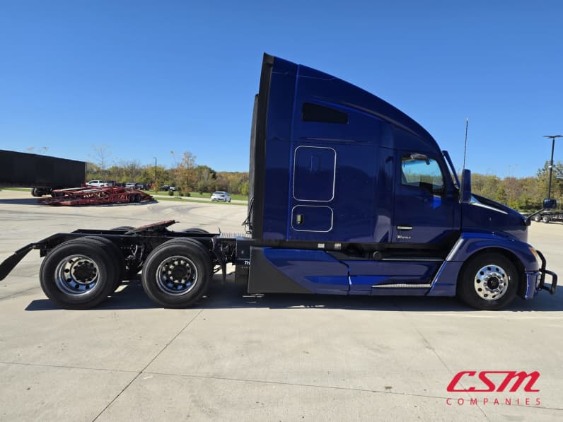 Exterior full passenger side for this 2023 Kenworth T680 (Stock number: UPJ216963)