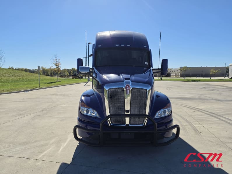 Exterior full front view for this 2023 Kenworth T680 (Stock number: UPJ216963)