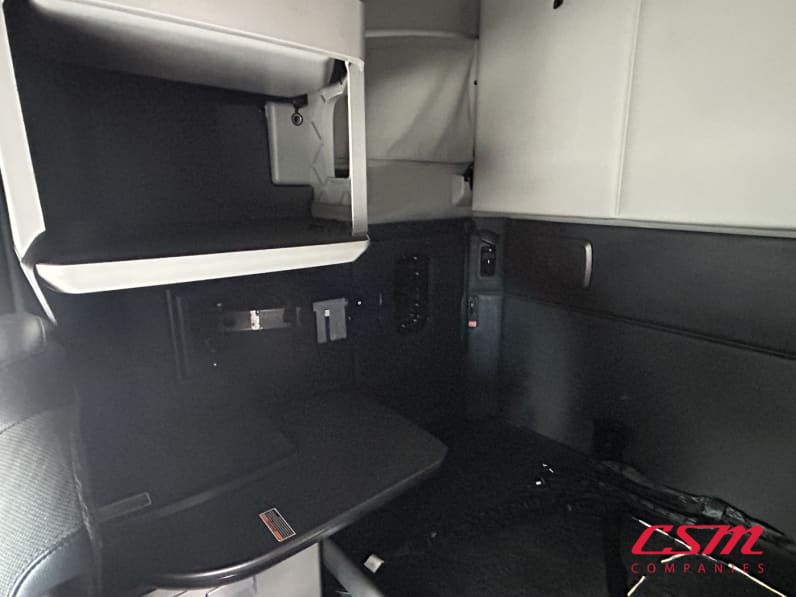 Interior passenger side sleeper for this 2023 Kenworth T680 (Stock number: UPJ216917)