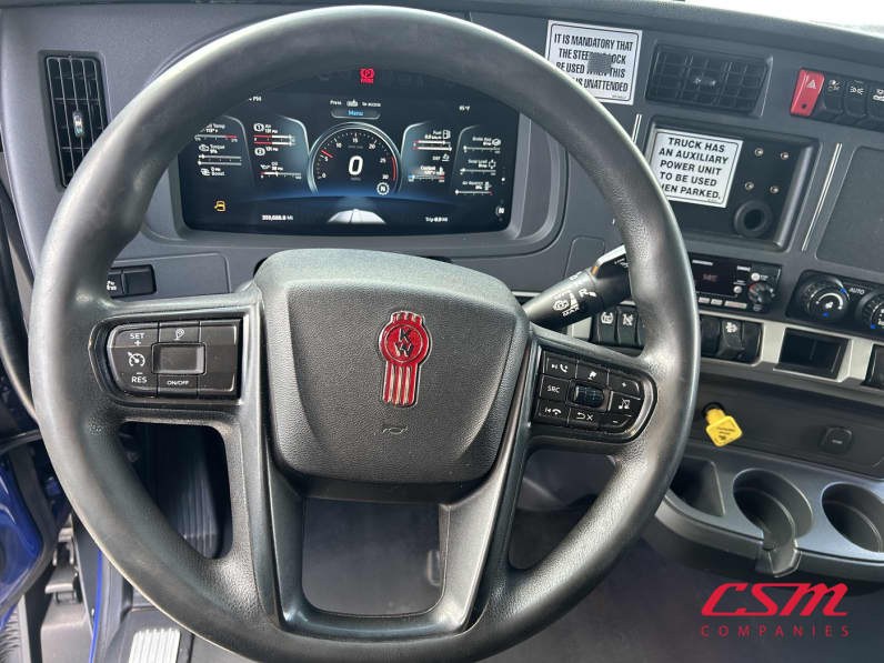 Interior steering wheel for this 2023 Kenworth T680 (Stock number: UPJ216917)