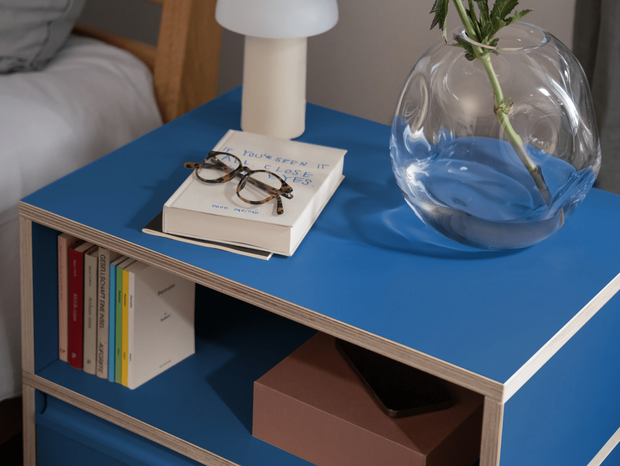 Duży niebieski stolik nocny z szufladami oraz panelami tylnymi sklejka - 50x63x40cm 3