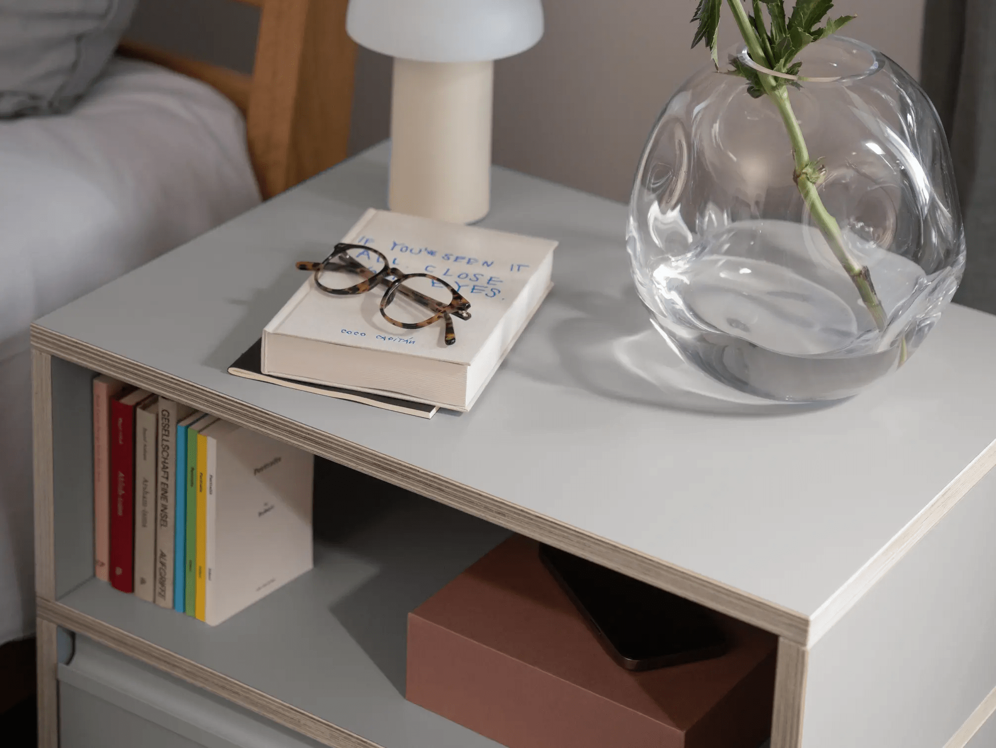 Table de Chevet en Gris avec Tiroirs et Panneaux Arriere 3