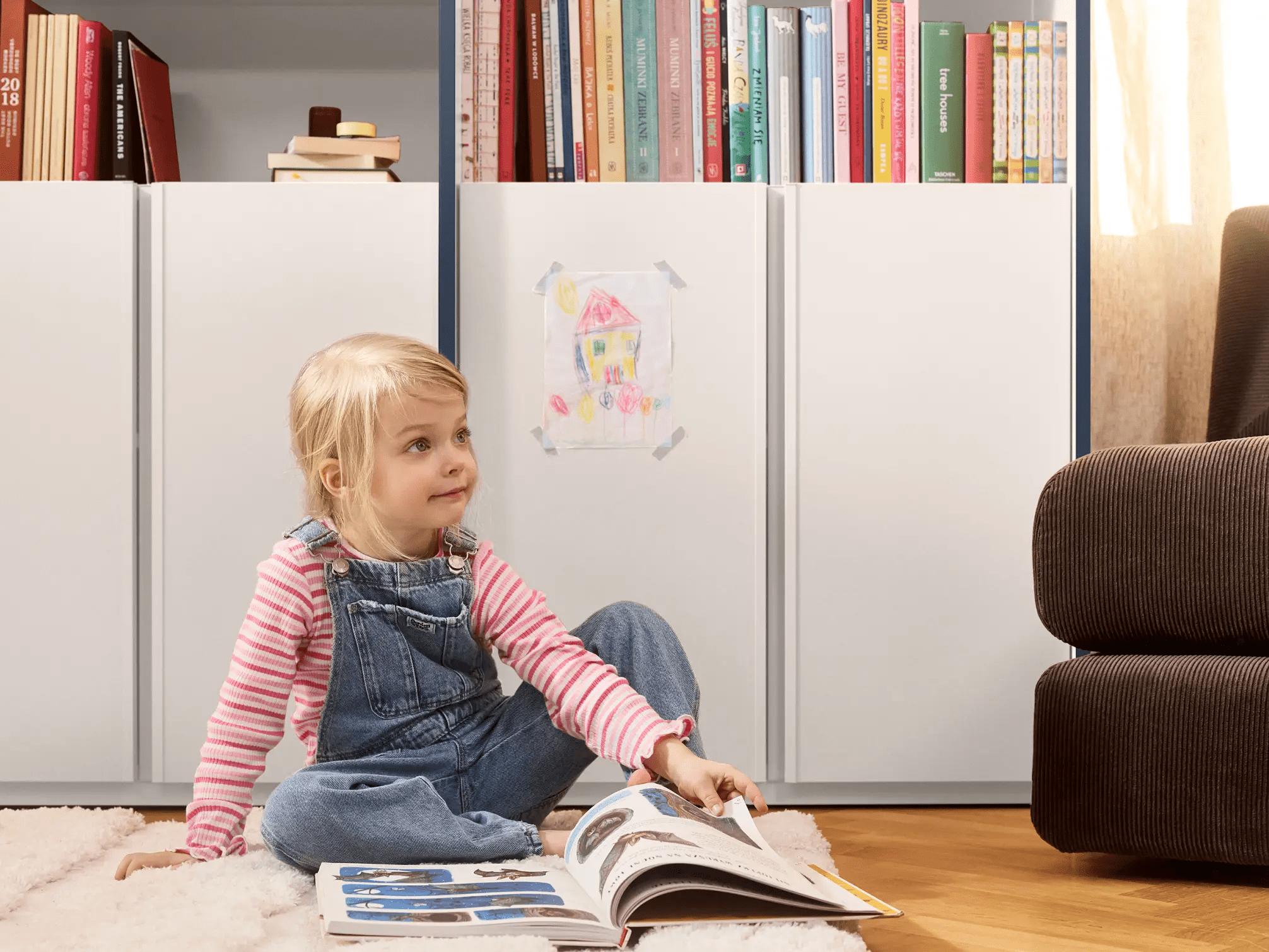 Bücherregal in Sand und Blau mit Aussen Schubladen 3