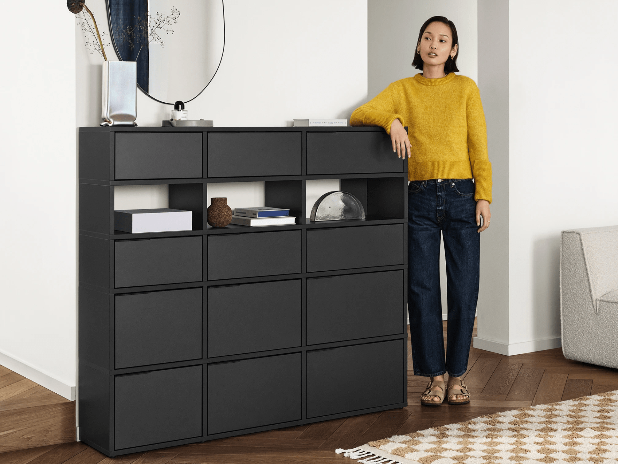 Commode en Noir avec Panneaux Arriere et Pieds 1