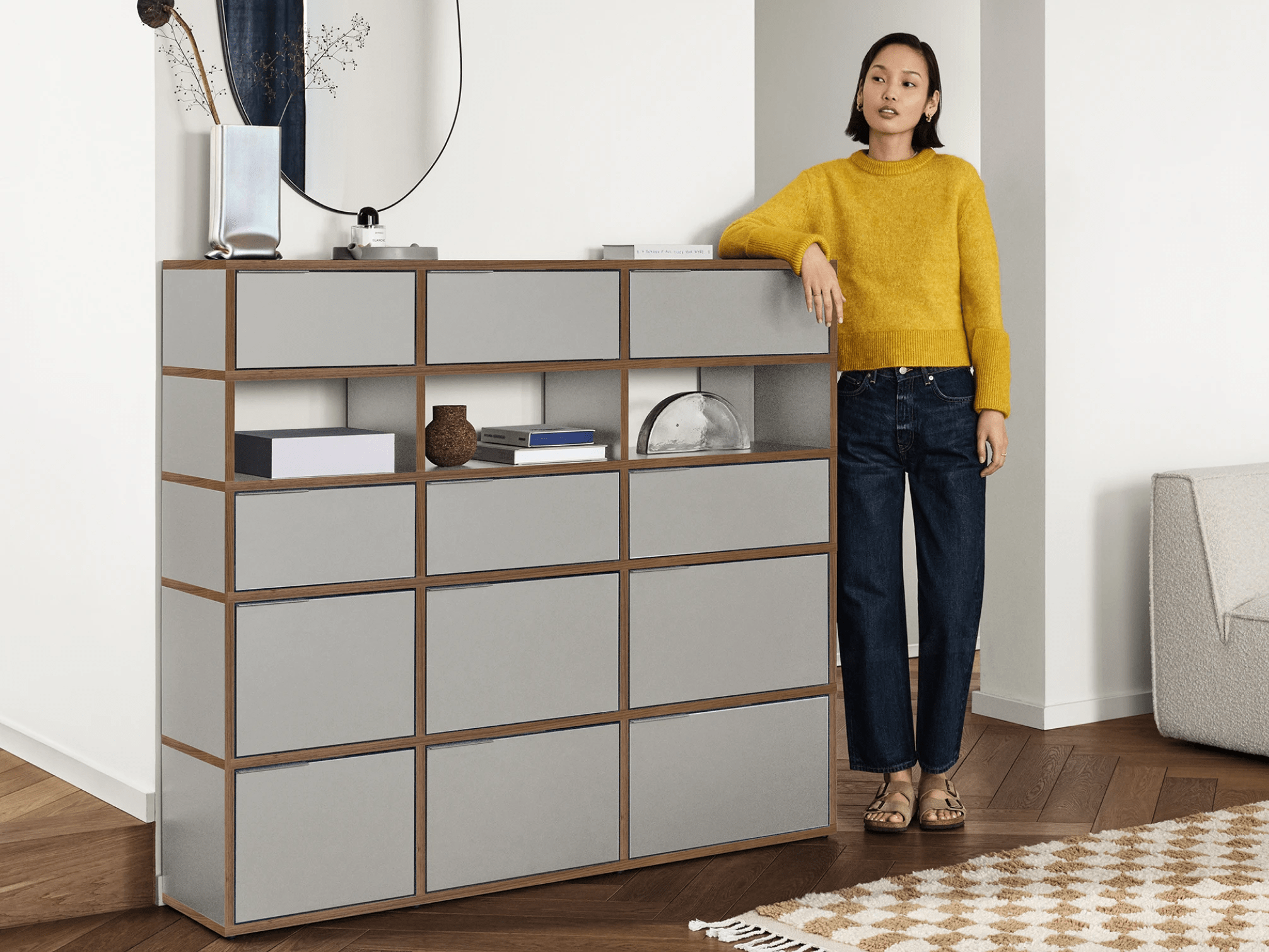 Commode en Gris et Noyer avec Panneaux Arriere et Pieds 1