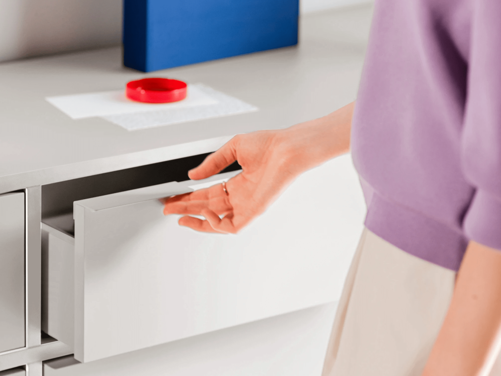 Commode en Blanc avec Panneaux Arriere et Pieds 3