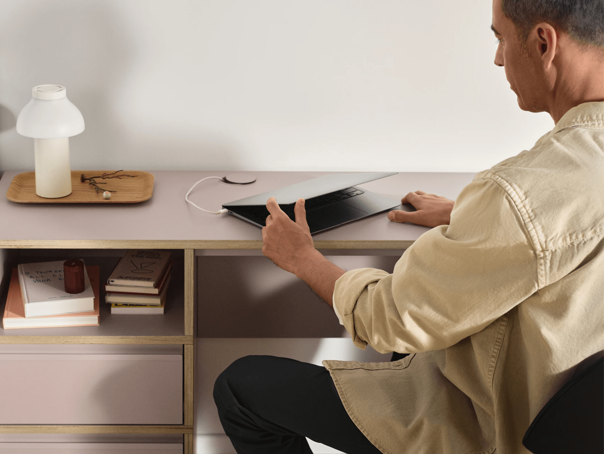 Bureau en Rose avec Portes et Tiroirs 2