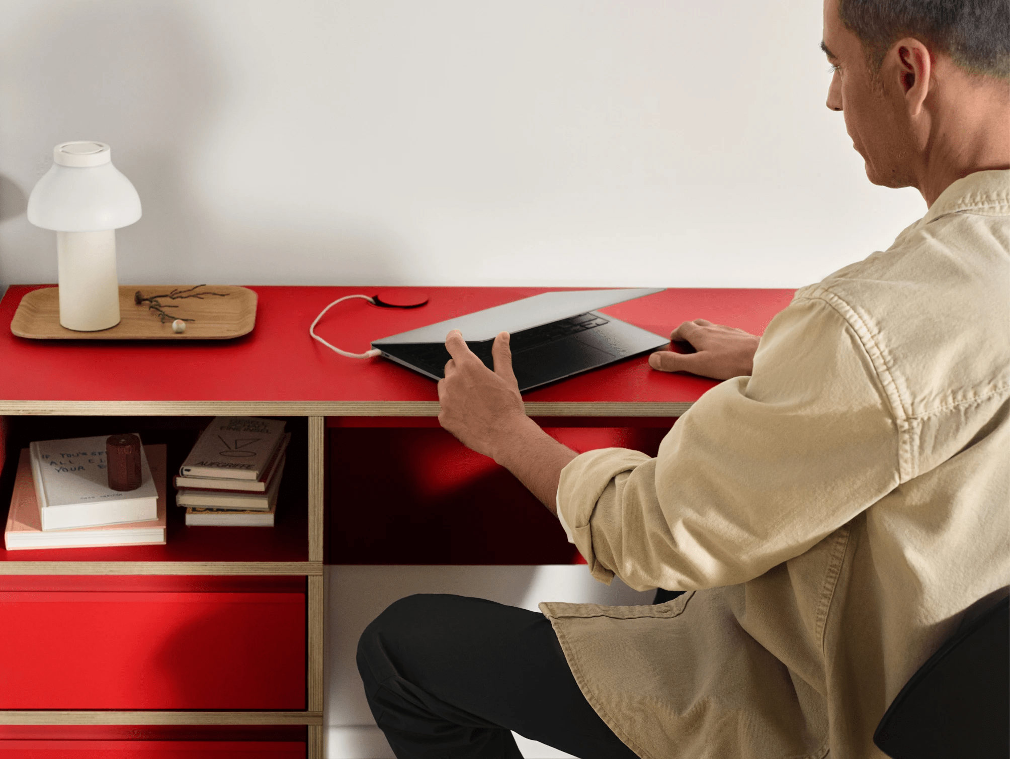 Stor Klassisk Röd Plywood Skrivbord med Dörrar, Lådor, Bakpaneler och Kabelhantering plywood - 240x73x40cm 2