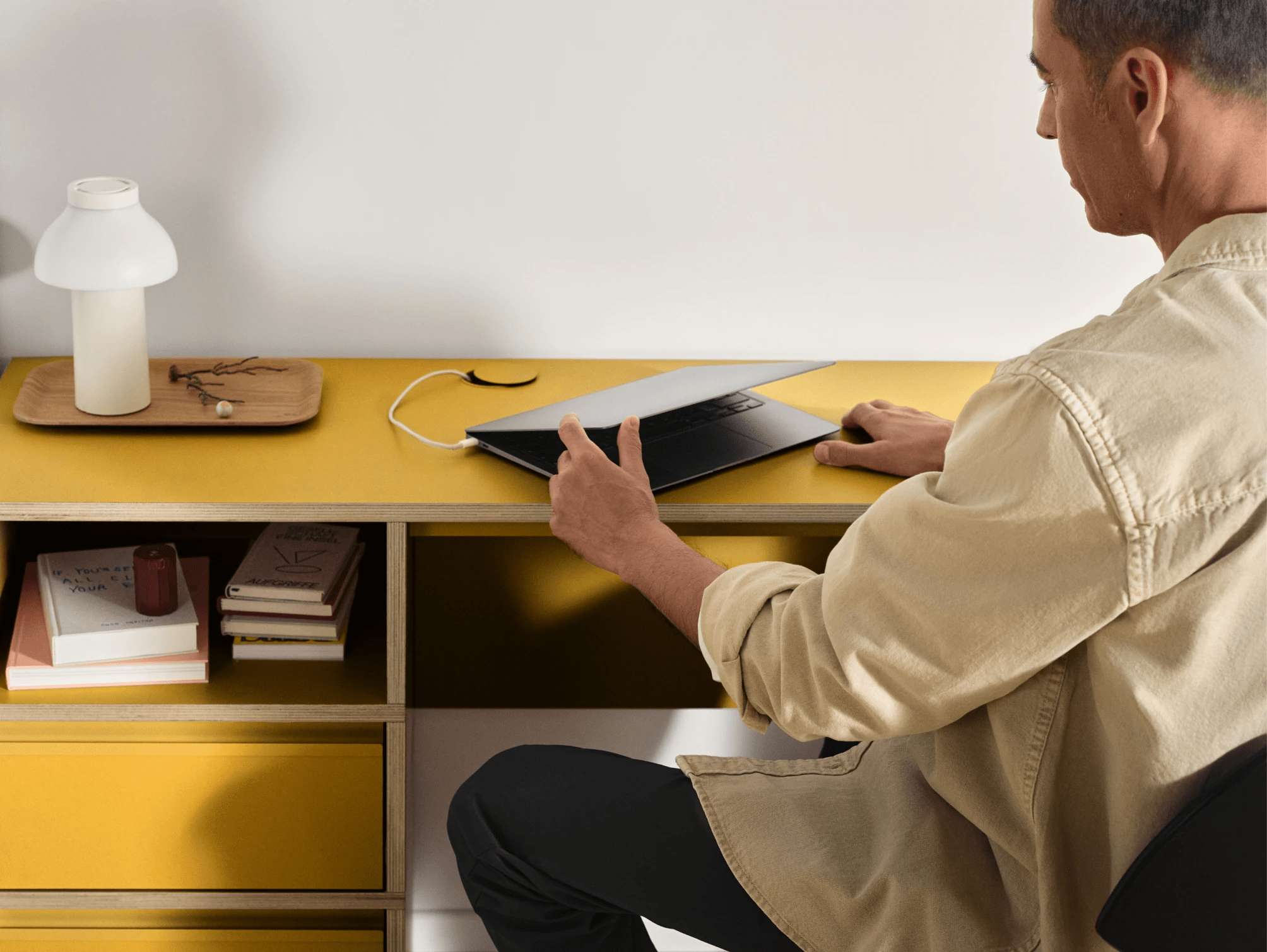 Duże żółte biurko z drzwiami, szufladami, panelami tylnymi oraz przelotką na kable sklejka - 160x73x50cm 2
