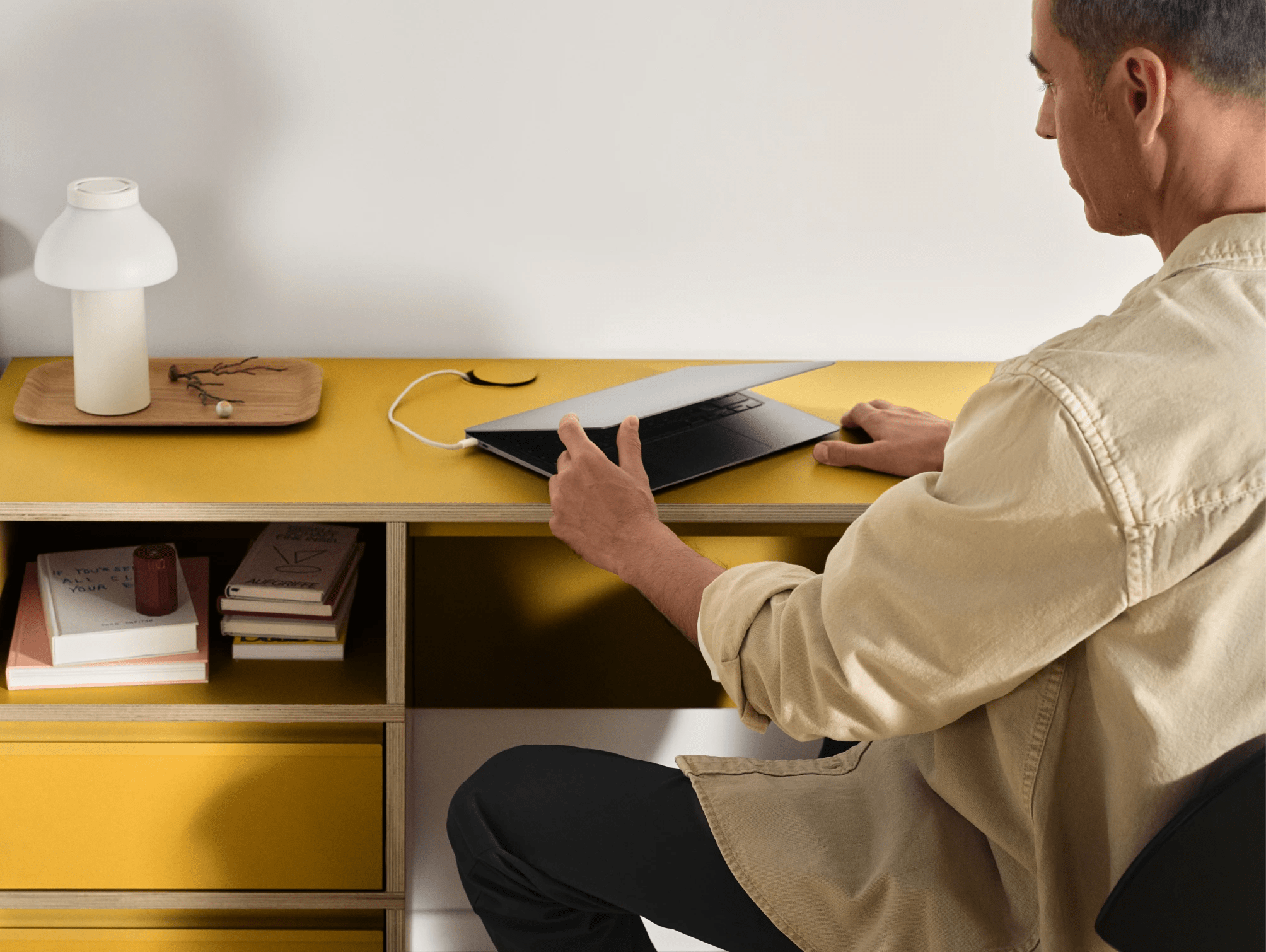 Large Bureau en Panneau Contreplaqué Jaune avec Portes, Tiroirs, Panneaux Arriere et Passe-Cables contreplaqué - 160x73x50cm 2