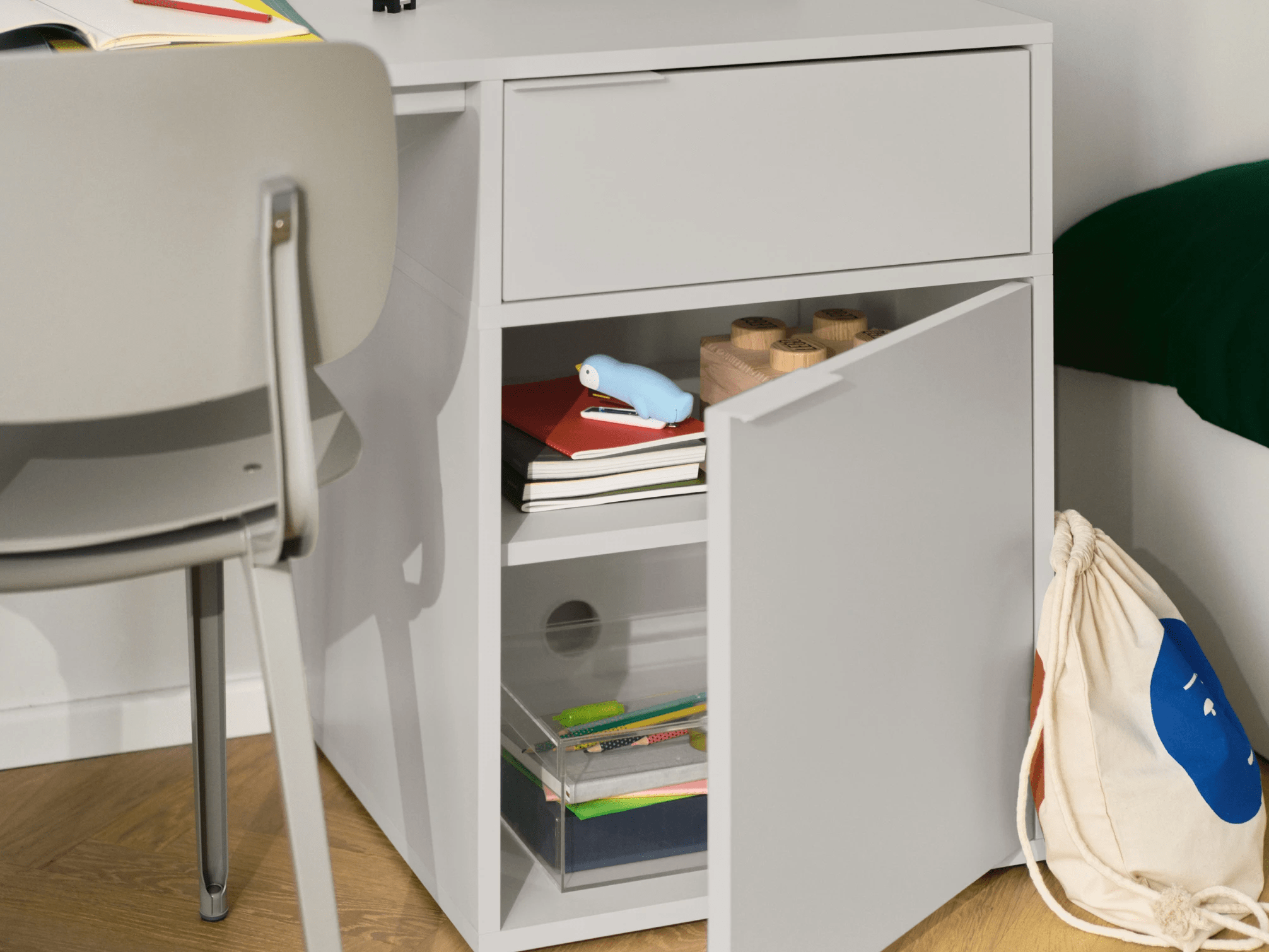 Bureau en Gris avec Portes et Tiroirs 2