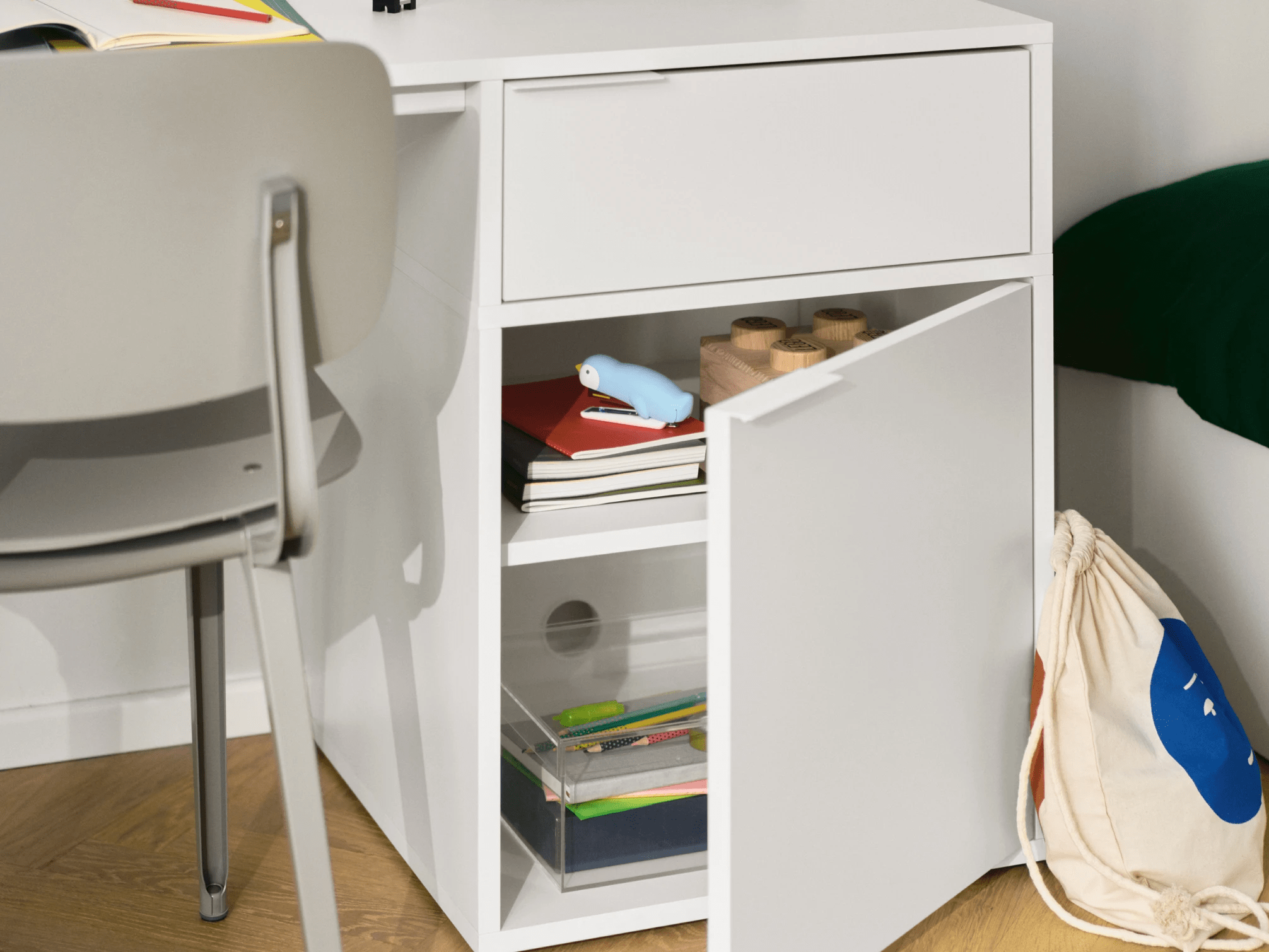 Grosses Weiß Schreibtisch mit Türen, Schubladen, Ruckwanden und Kabelmanagement - 150x73x50cm 2
