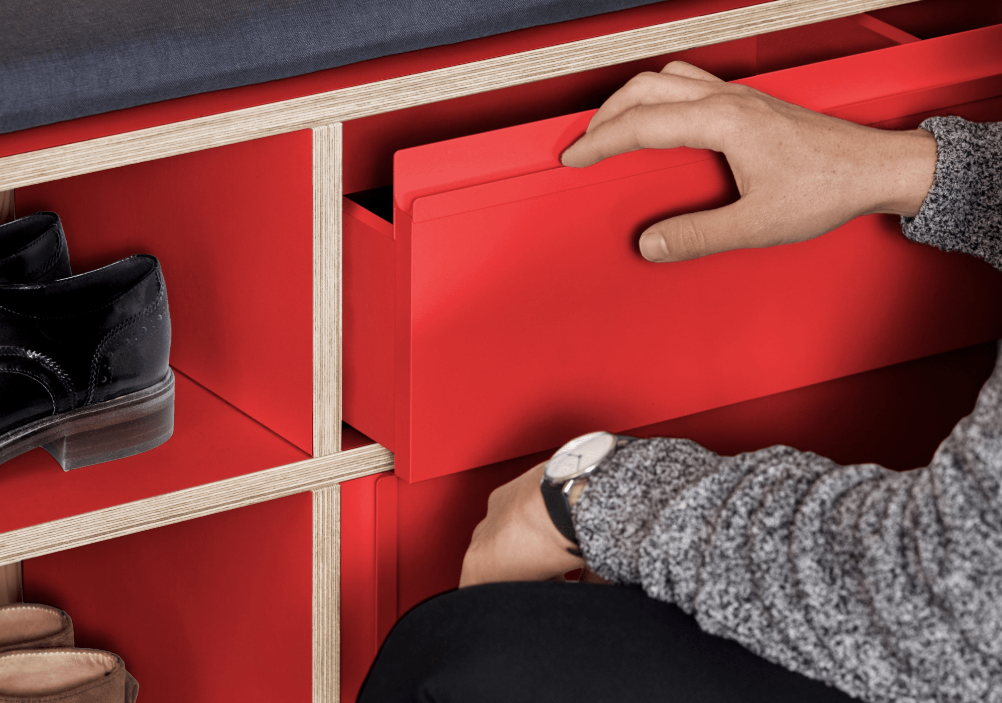Djup Klassisk Röd Plywood Skohylla med Dörrar och Lådor plywood - 110x53x40cm 3