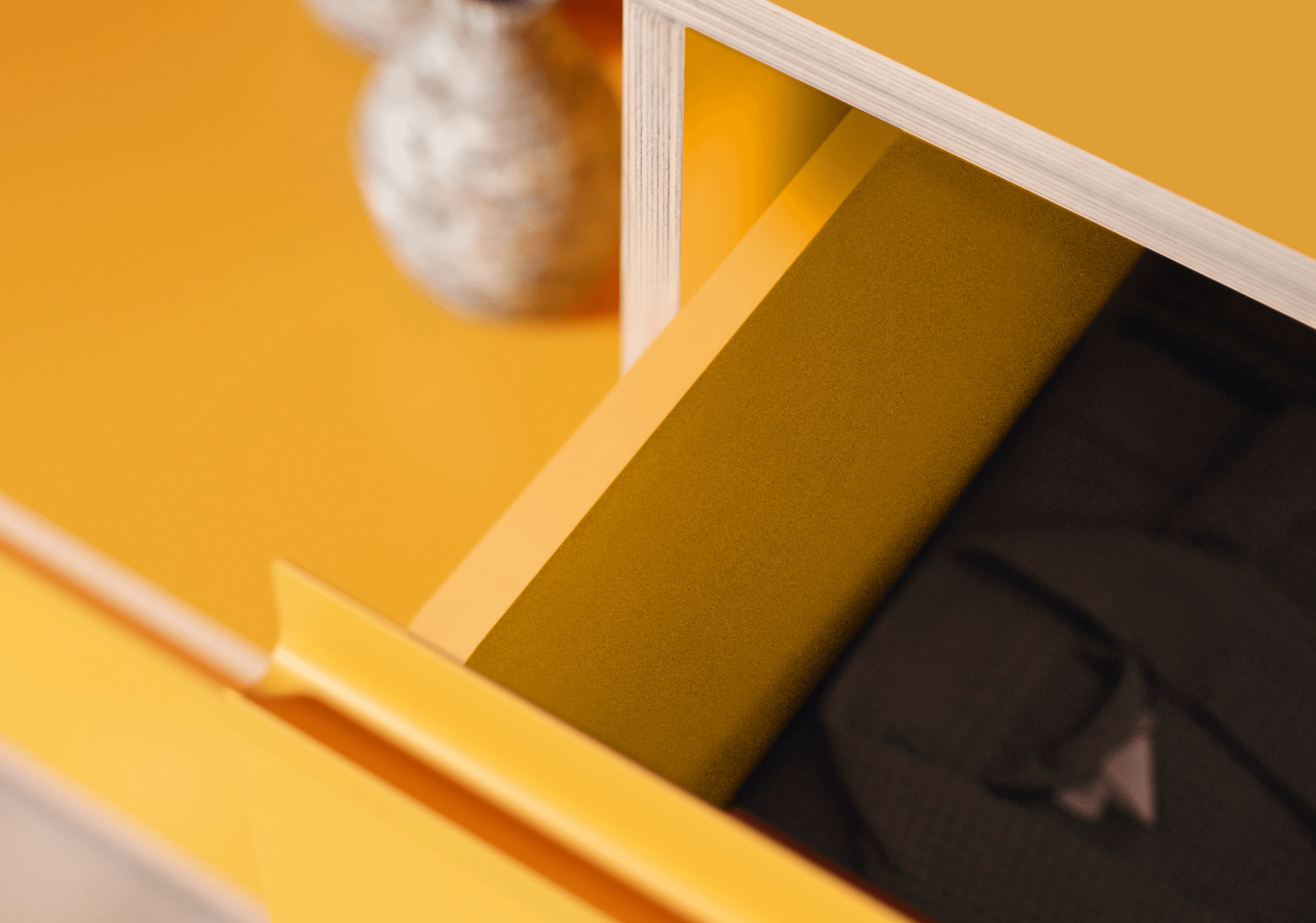 Żółta komoda z drzwiami oraz szufladami 3