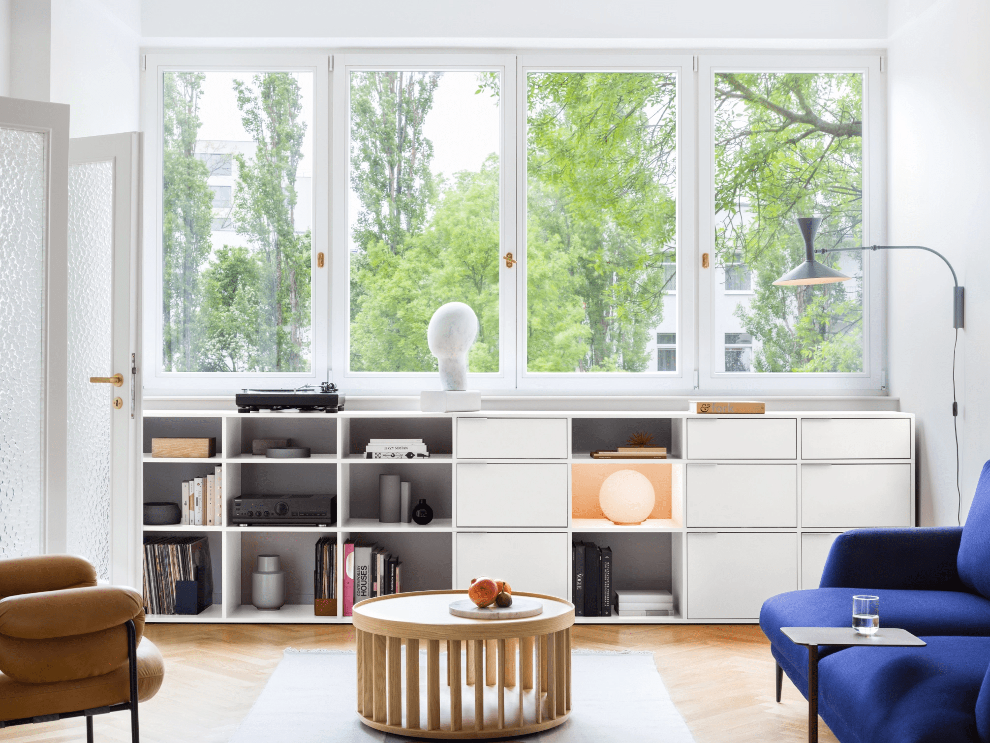 Credenza in Bianco con Ante e Cassetti 1