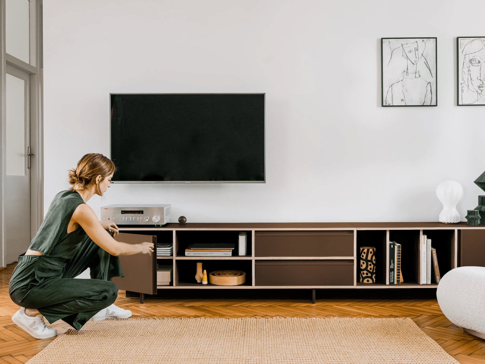 Mueble de Tv en Marrón con Puertas y Cajones 2