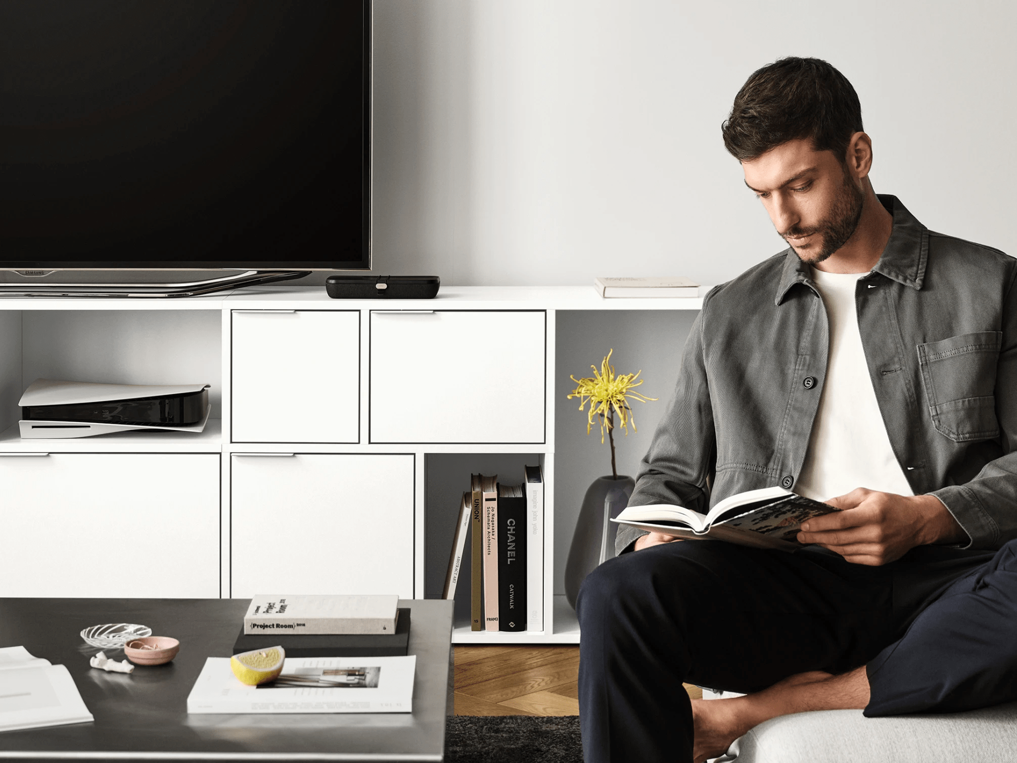 Tv Stand in White with Doors and Backpanels 2