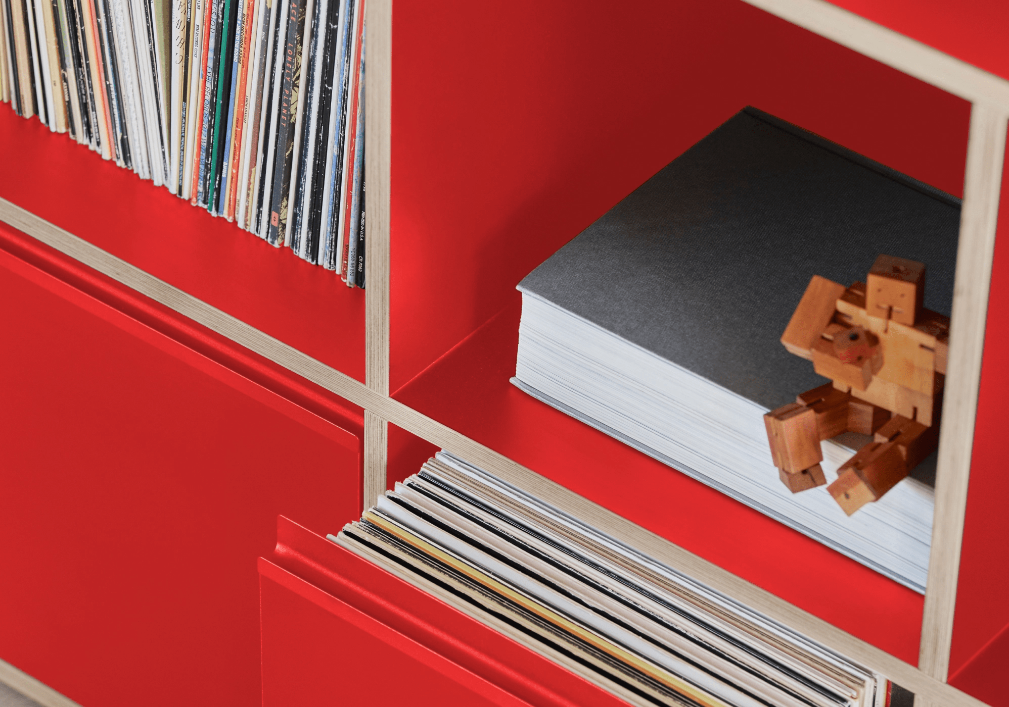 Schallplattenregal in Rot mit Türen und Ruckwanden 3