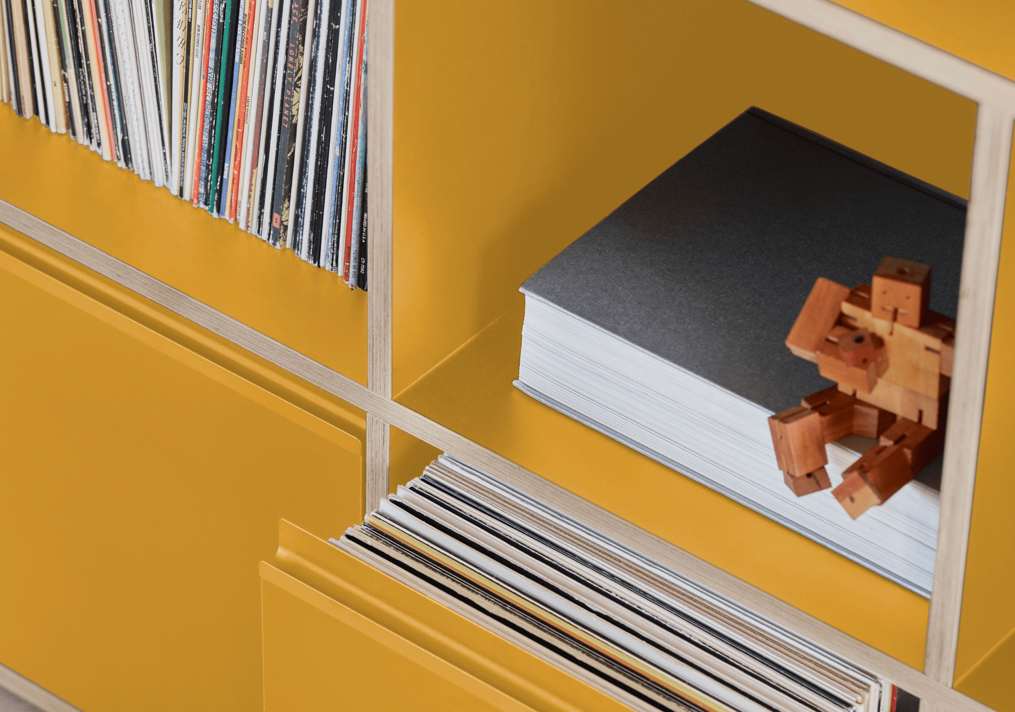 Schallplattenregal in Gelb mit Türen und Schubladen 3