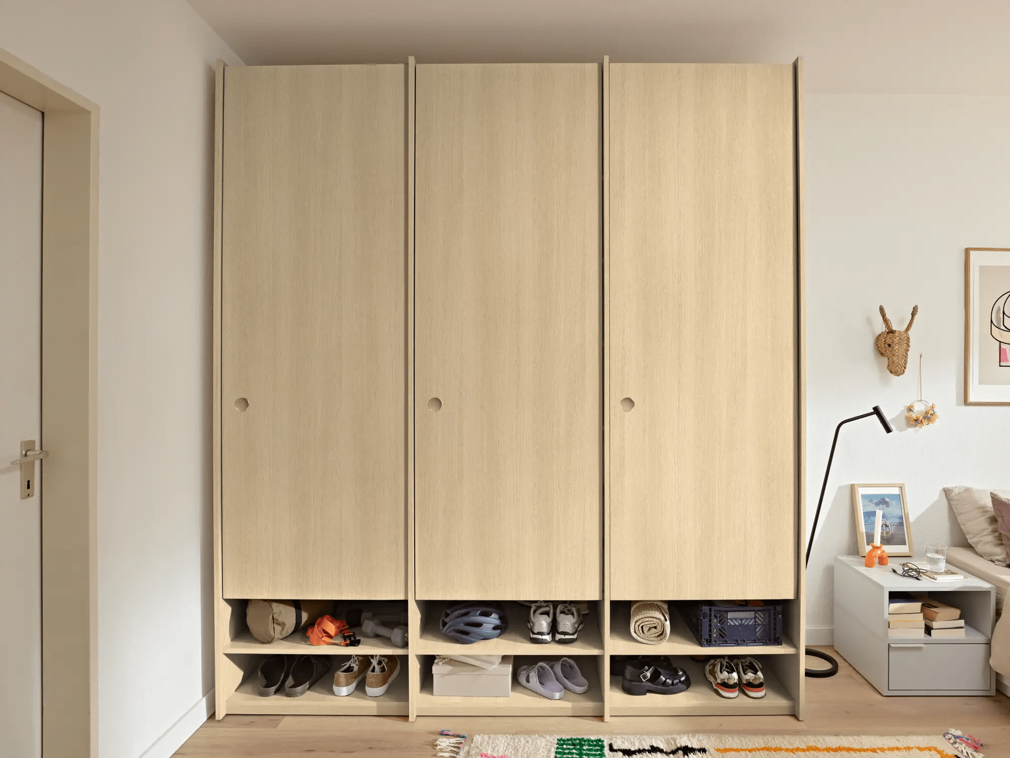 Wardrobe in Light Wood Effect with Internal Drawers and Rail 1