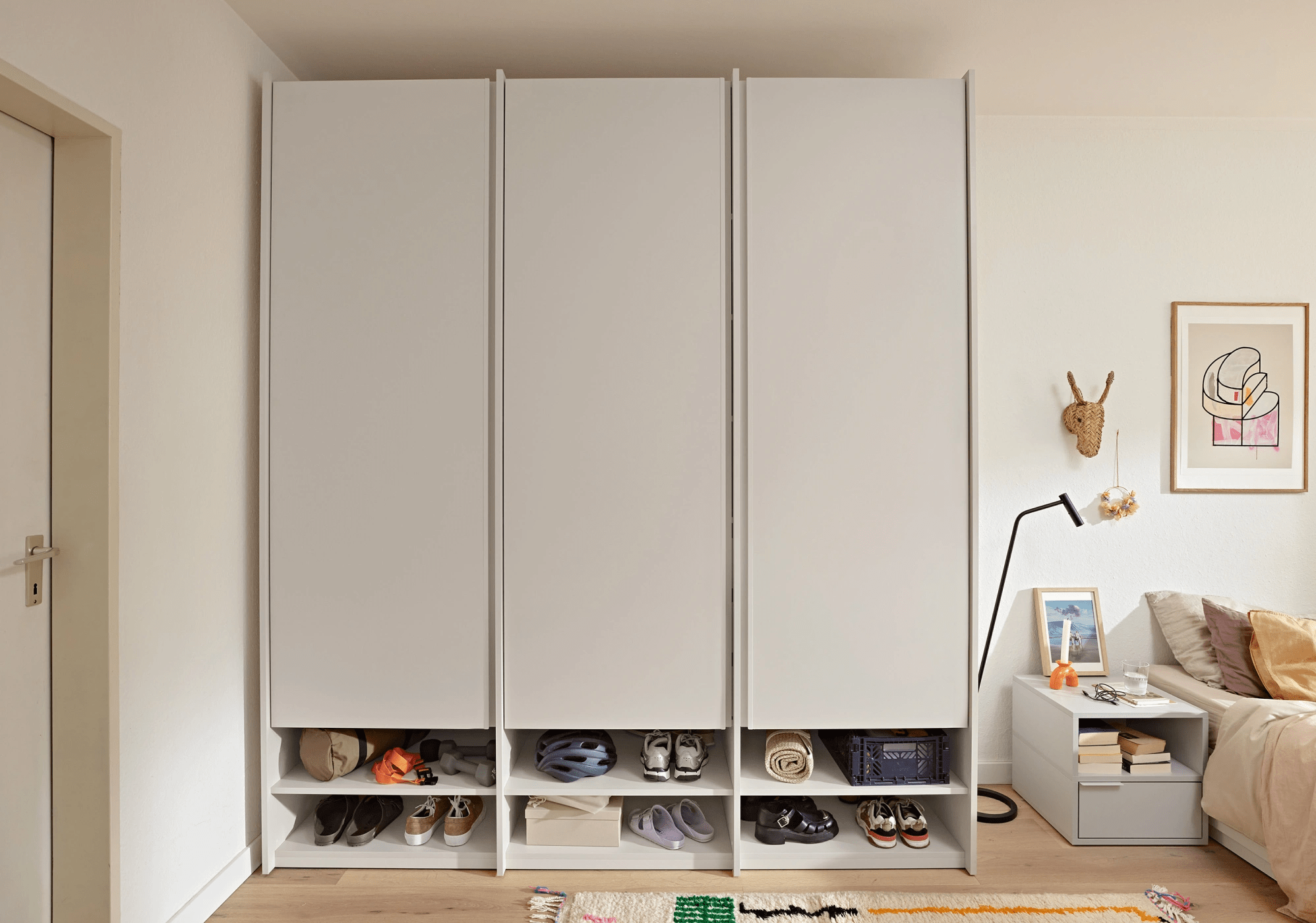 Kleiderschrank in Beige mit Innenschubladen und Kleiderstange 1