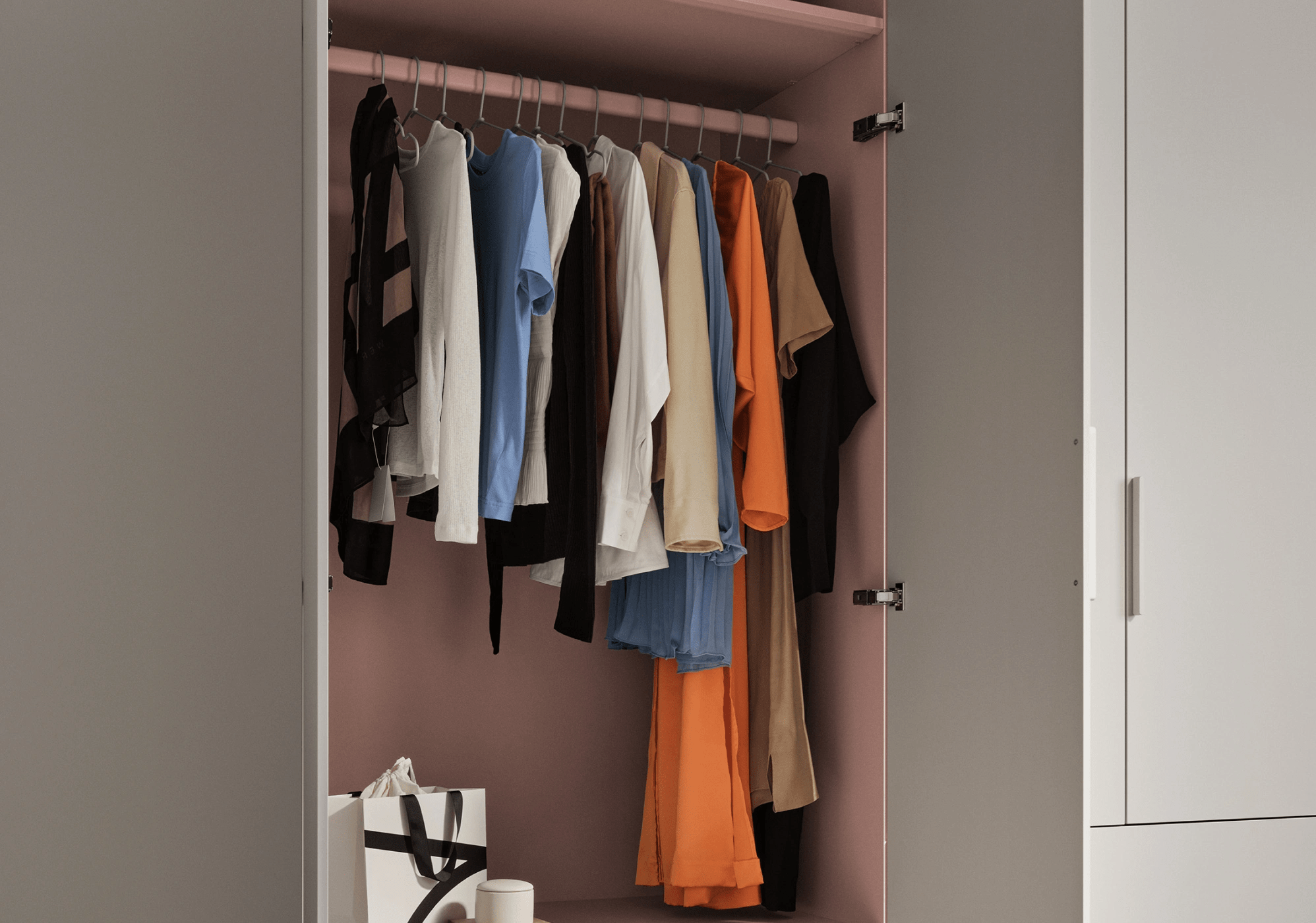 Hög Bred Cashmere Beige + Antique Pink 5 dörr Garderob med Interna och Externa Lådor och Skena - 210x238x53cm 2
