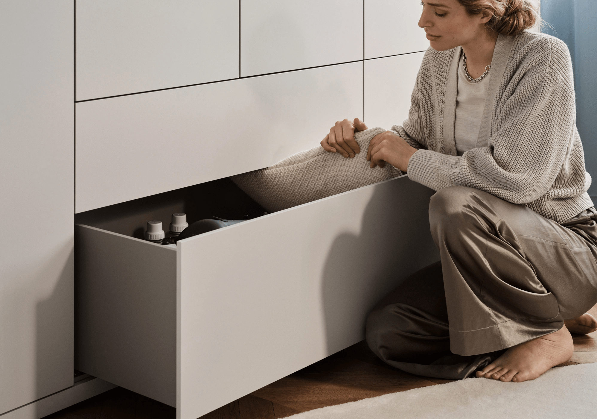 Wardrobe in Cashmere and Gray with Internal Drawers and Rail 3