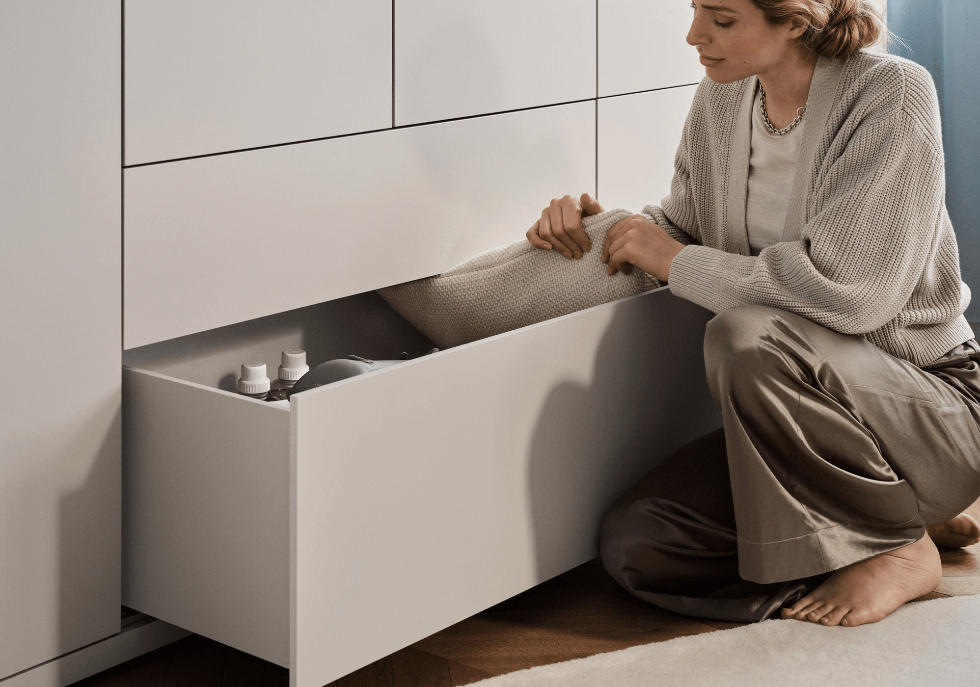 Kleiderschrank in Beige mit Innen und Aussen Schubladen 3