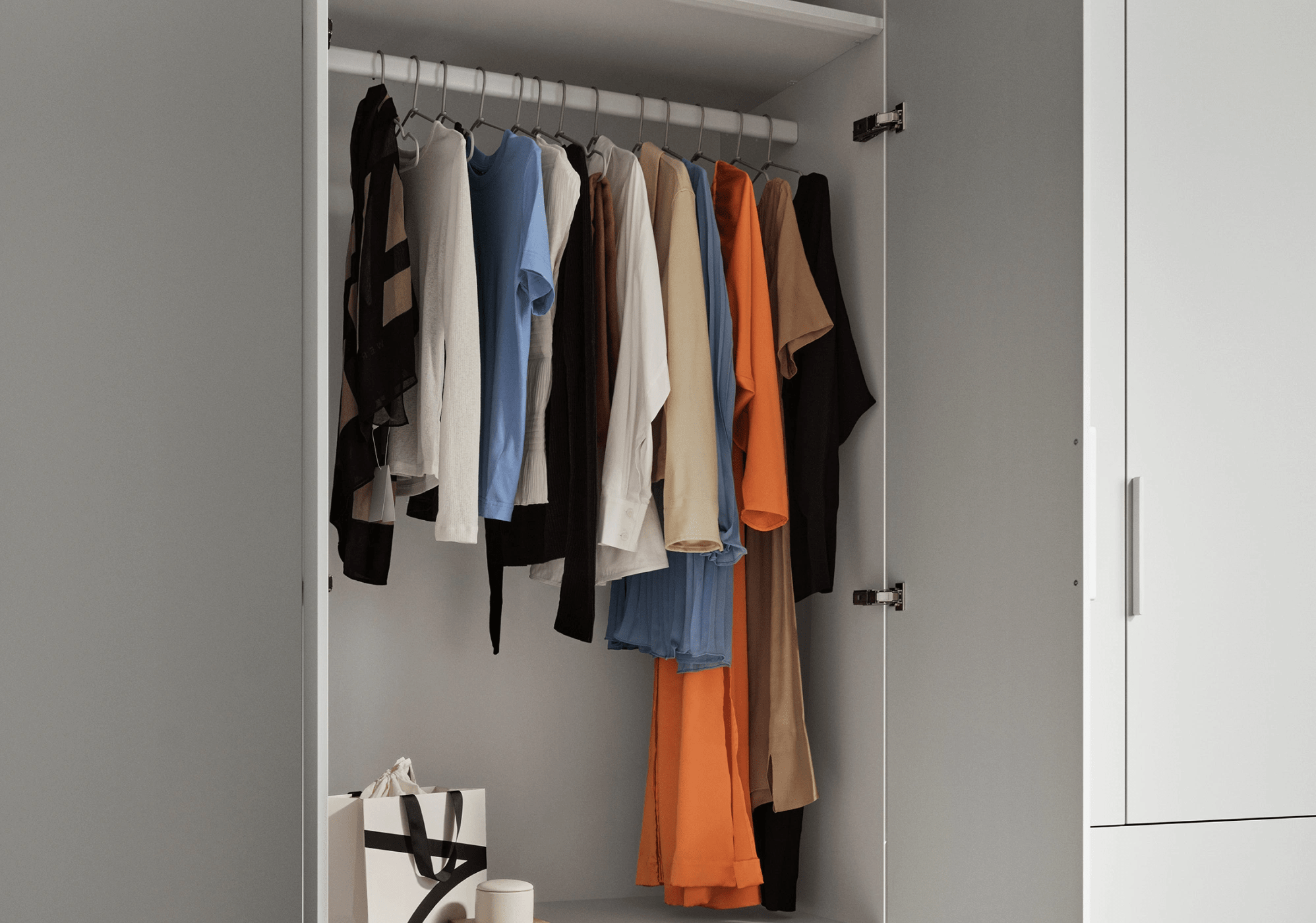 Wardrobe in White with Internal Drawers and Rail 2