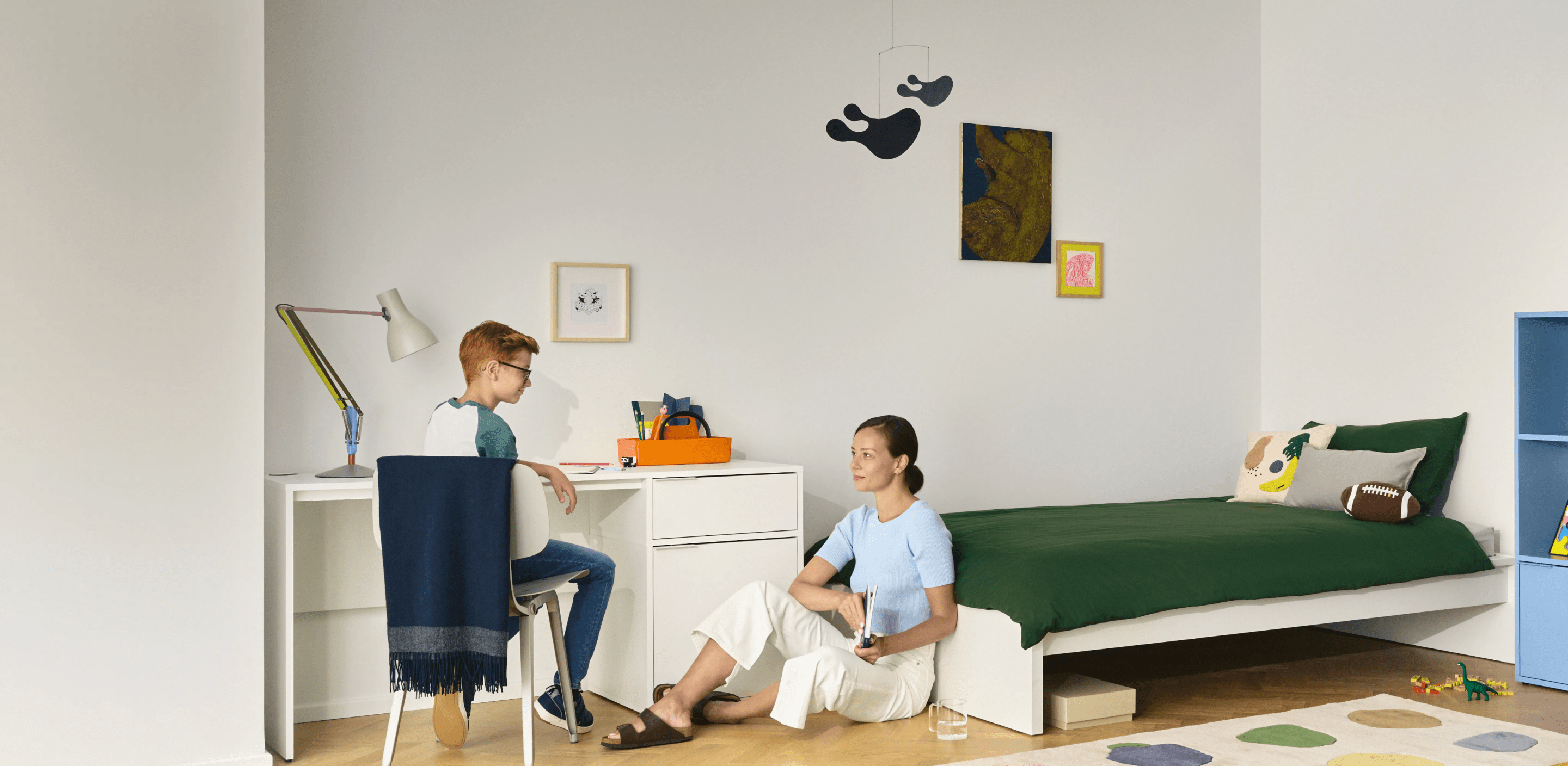 Una actual habitación infantil con aire nórdico que marca tendencia. Made  in Spain ~ The Little Club. Decoración infantil para bebés y niños.