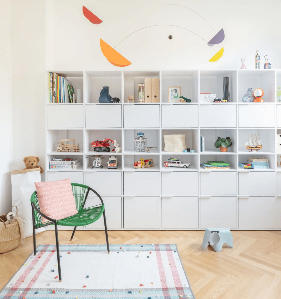 Una actual habitación infantil con aire nórdico que marca tendencia. Made  in Spain ~ The Little Club. Decoración infantil para bebés y niños.