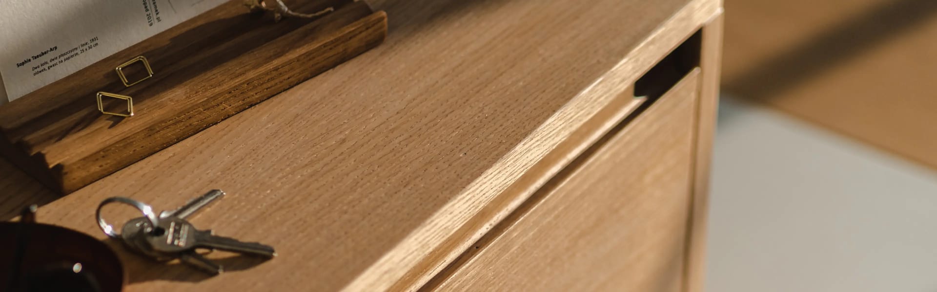 Acabado en madera auténtica. Veta natural única. Cálida sensación táctil.