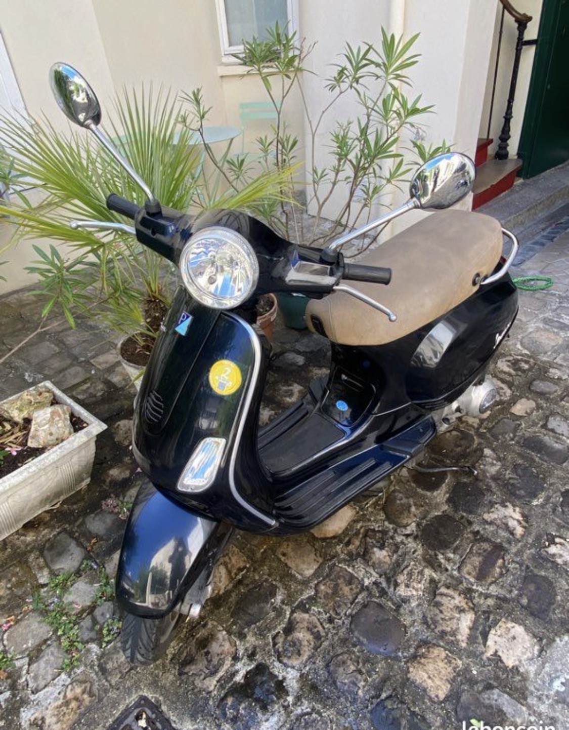 Scooter rétro 125 noir, selle camel