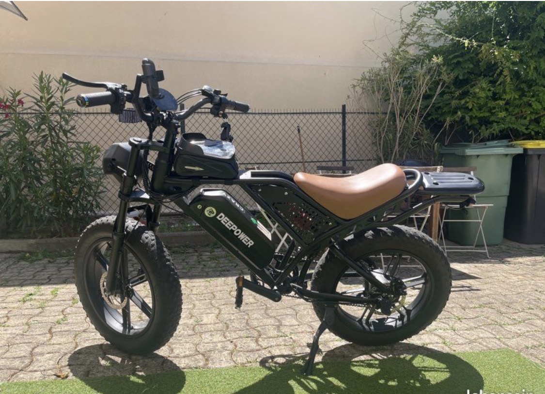 Vélo électrique style moto, selle cuir