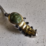 Pendant Human larva