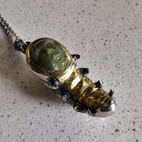 Pendant Human larva