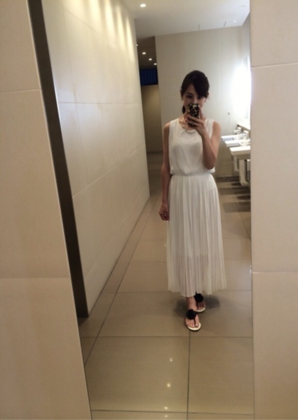 ホワイト 無地 シフォン マキシワンピース メゾンドプリエ X ビーチサンダル ホワイトのコーディネート 涼し気 １の白マキシワンピースで エレガントな大人の夏コーデ Cbk カブキ