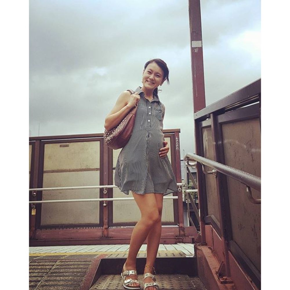 ストライプ ノースリーブ シャツワンピース X フラット シルバー サンダル X トートバッグ キャメルのコーディネート マタニティの ワンピースコーデ Cbk カブキ