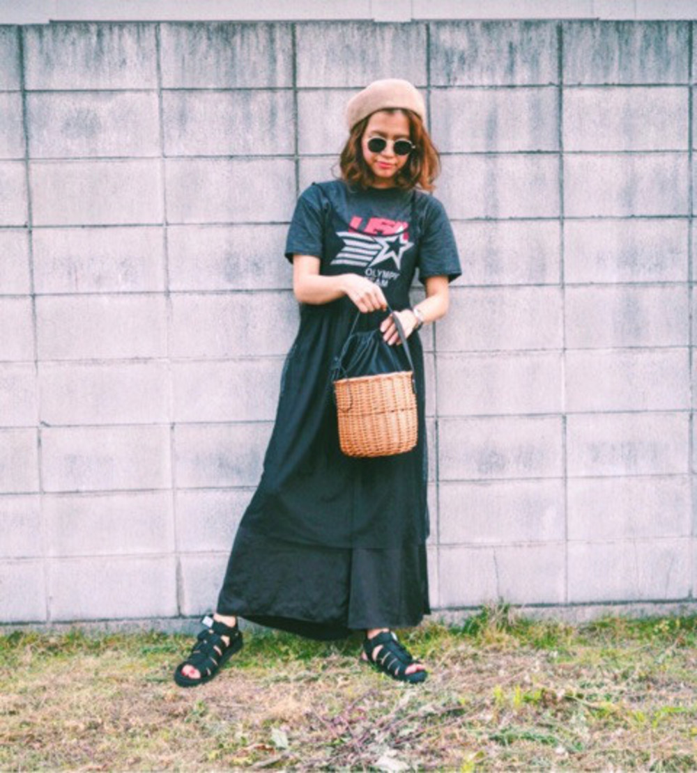 ボーイッシュ ストリート ギャルで使えるベージュ ベレー帽 X プリントtシャツ ブラック X ロングスカート ブラック X