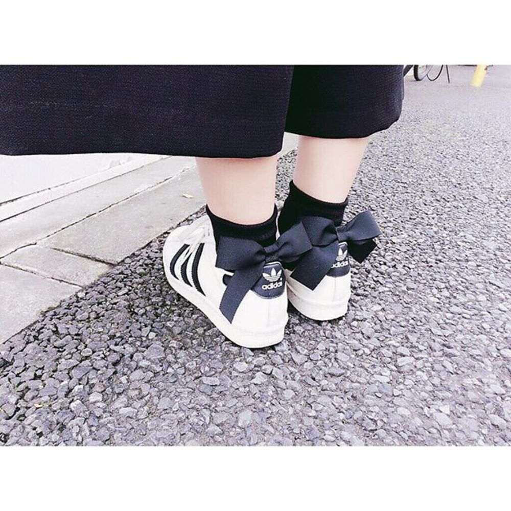 ブラック 靴下 リボン Tabio タビオ X Adidas アディダス スニーカー ホワイトのファッションアイテム リボンやレースのフェミニンな靴下はダークカラーベースで大人っぽく Marin Cbk カブキ