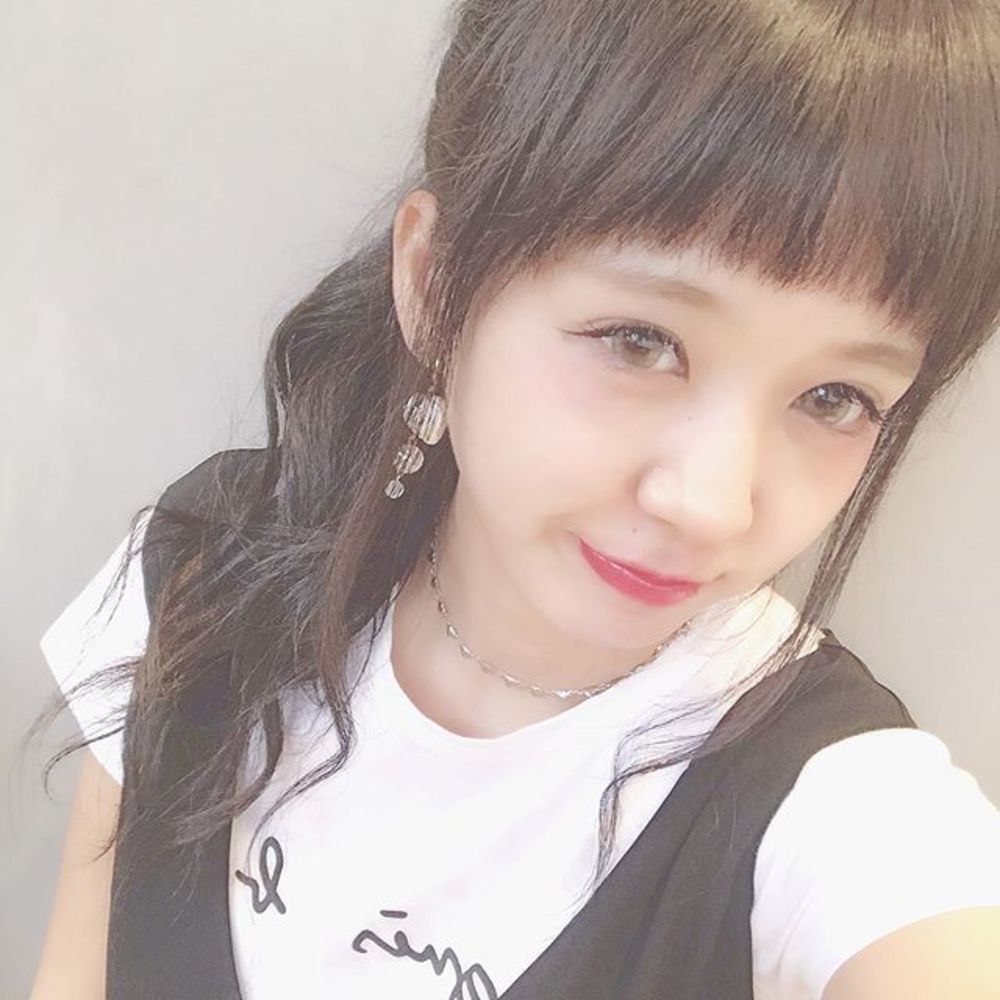 ブラウン 巻き髪 アッシュ ポニーテール ぱっつん前髪の髪型 ヘアスタイル ヘアアレンジ 男性ウケもバツグン ふんわりカール を加えて大人ガーリーに Haru Cbk カブキ ブラウン 巻き髪 アッシュ ポニーテール ぱっつん前髪の髪型 ヘアスタイル ヘアアレンジ 男性ウケもバツグン ふんわりカール を加えて大人ガーリーに Haru Cbk カブキ