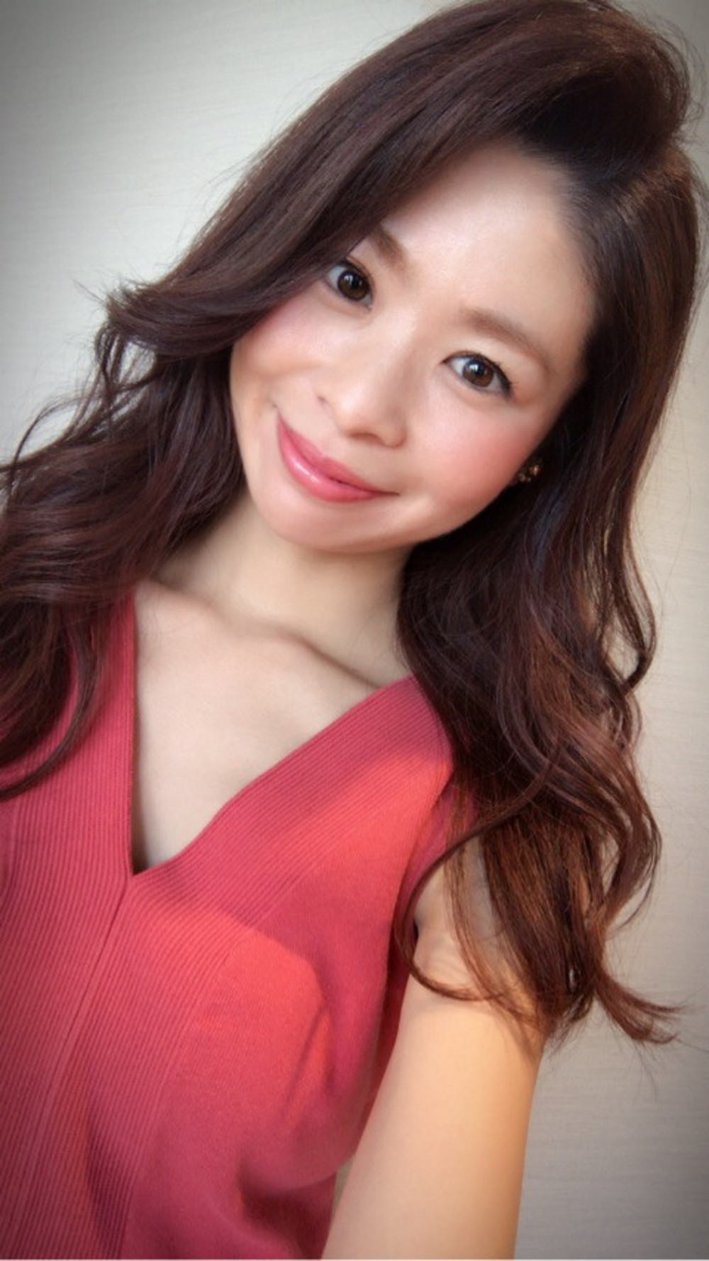 デート フェミニン 女子会 華やか お出かけで使えるセミロング ダークブラウン ゆる巻きの髪型 ヘアスタイル ヘアアレンジ 工藤裕生