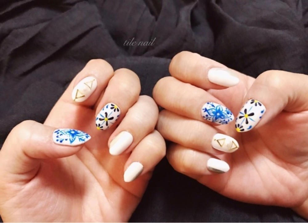 夏 カジュアル リゾート おしゃれで使えるフラワー ブルー ホワイト 北欧のネイルデザイン ネイルアート 野田華子 夏 カジュアル リゾート おしゃれで使えるフラワー ブルー ホワイト 北欧のネイルデザイン ネイルアート 野田華子