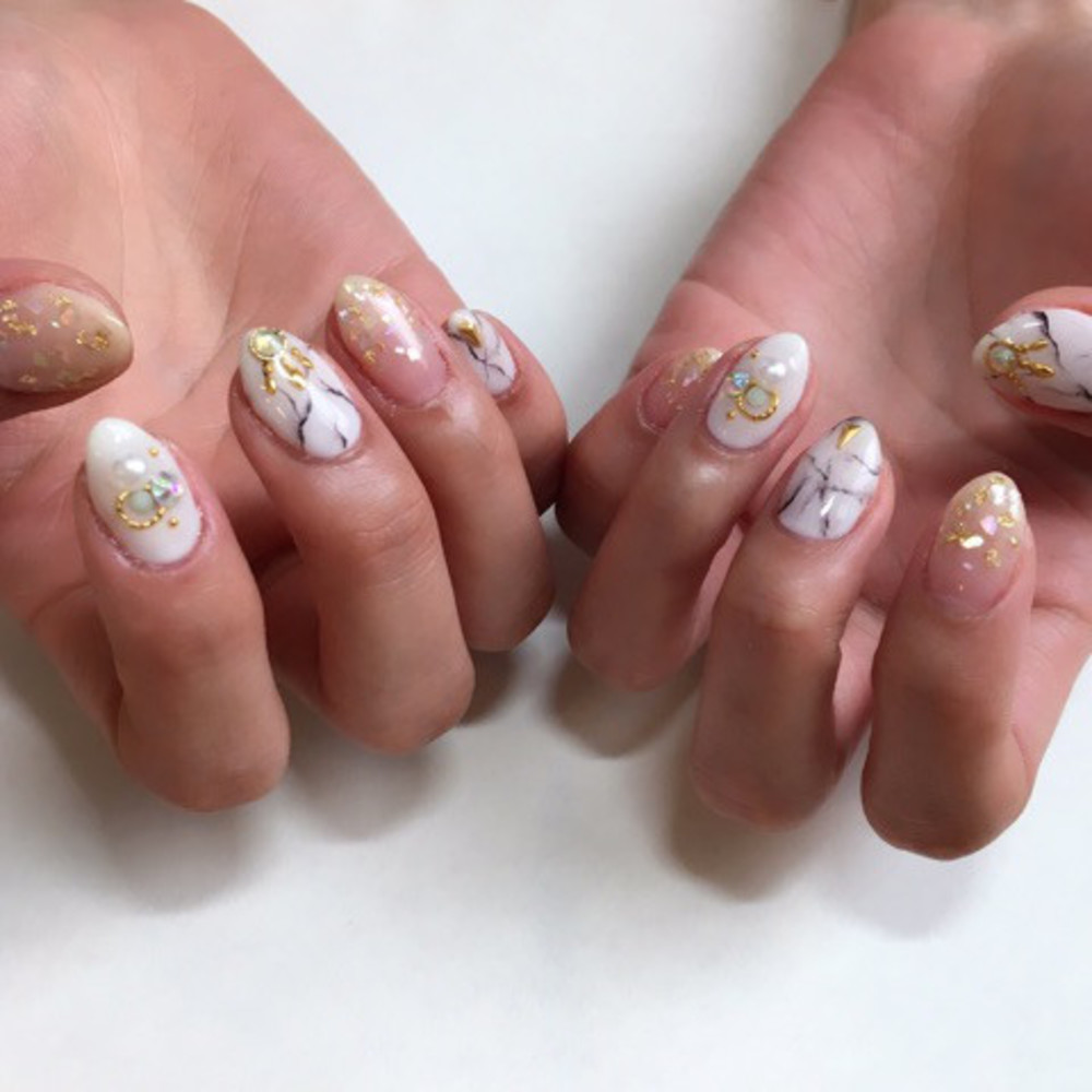 コンサバ フェミニン セレブ きれい系で使えるゴールド ジェルネイルのネイルデザイン ネイルアート セレブ 大理石ネイル 三上明穂