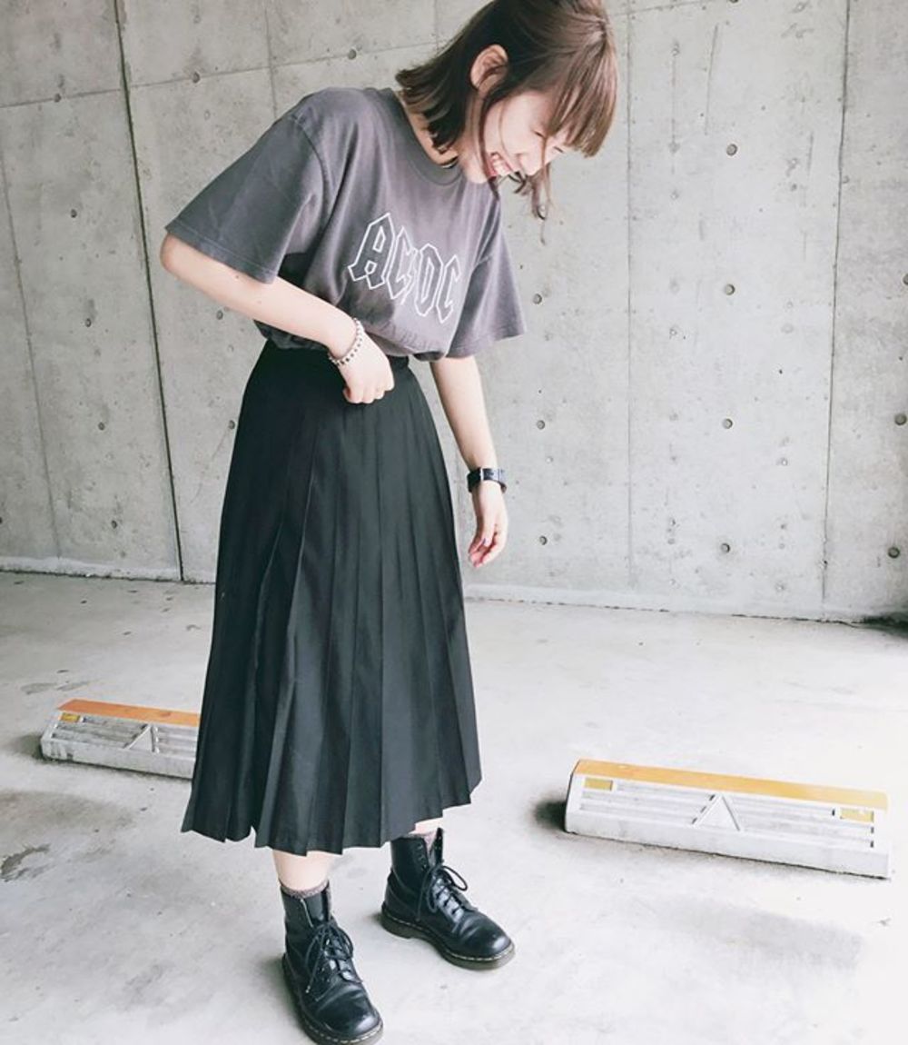 ことまり様ザンパプリーツスカートグリーン、ロゴTショートブラック ブラック Tシャツ ロゴ x ブラック プリーツスカート x Dr.Martens