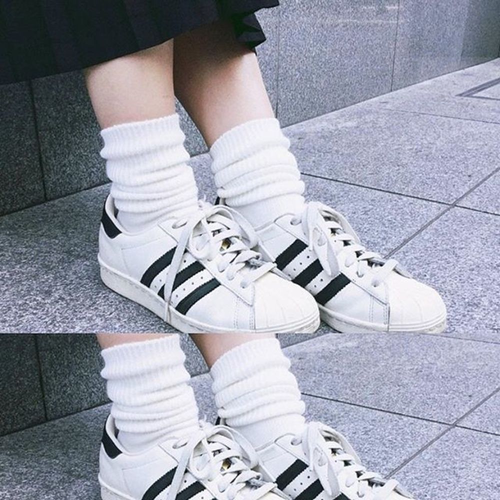 カジュアル シンプル ナチュラルで使えるホワイト 靴下 リブ 靴下屋 X ホワイト スニーカーのコーディネート くしゅくしゅ靴下