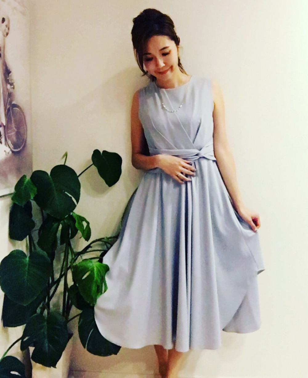 フェミニン 結婚式 お呼ばれコーデ きれい系で使えるワンピース ノースリーブ フレア セミロング ブルーグレー Dorry