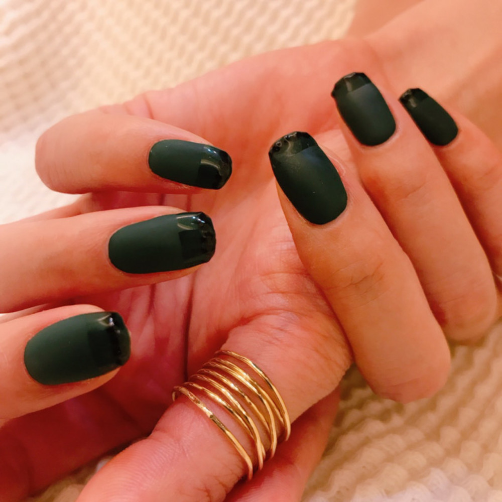 マット ワンカラー モスグリーンのネイルデザイン ネイルアート グリーンネイルでしっとりとした魅力をアピール Mai Umeno Cbk カブキ